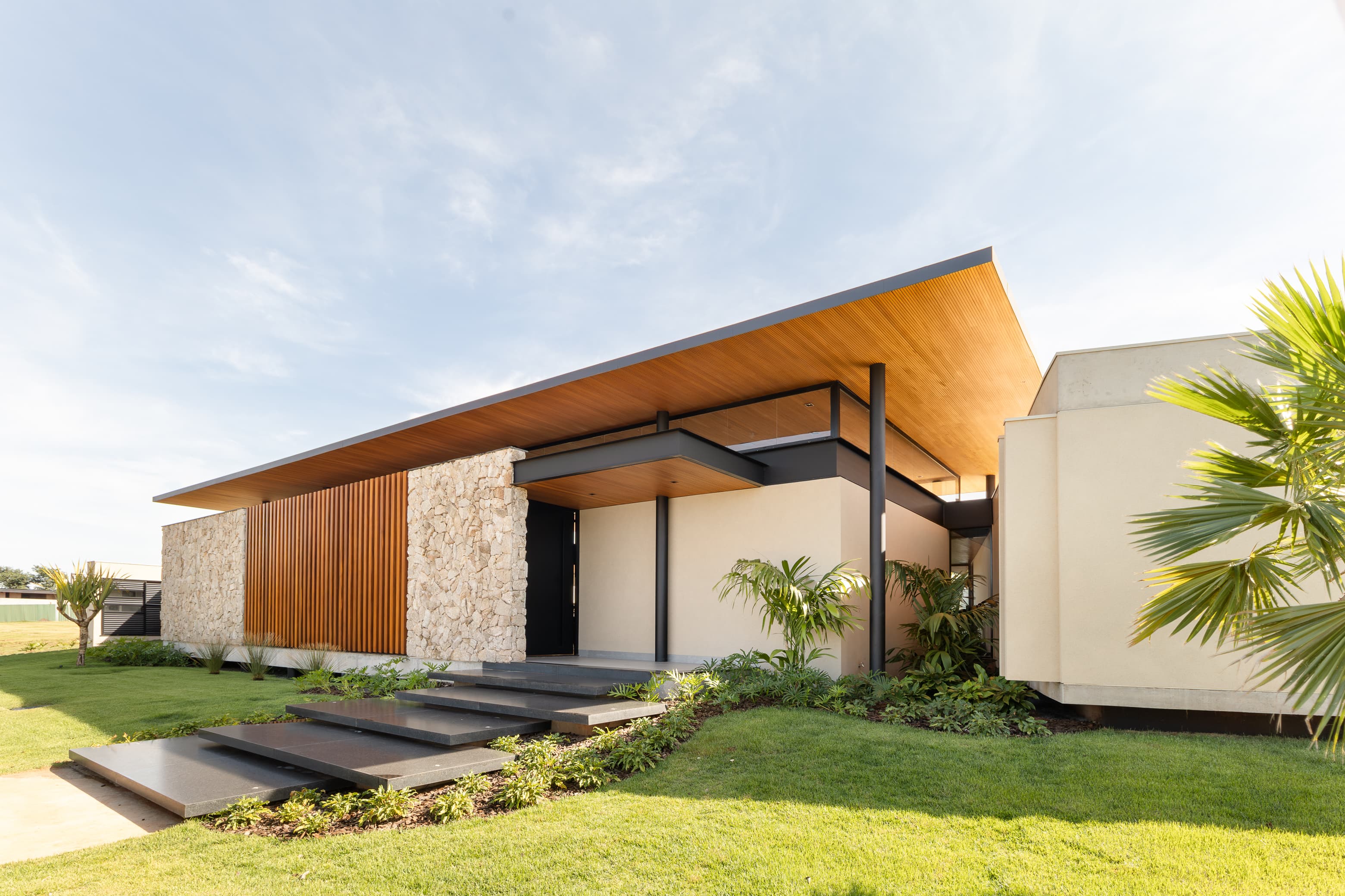 Casa LuSi – detalhe do teto em madeira e iluminação da área social