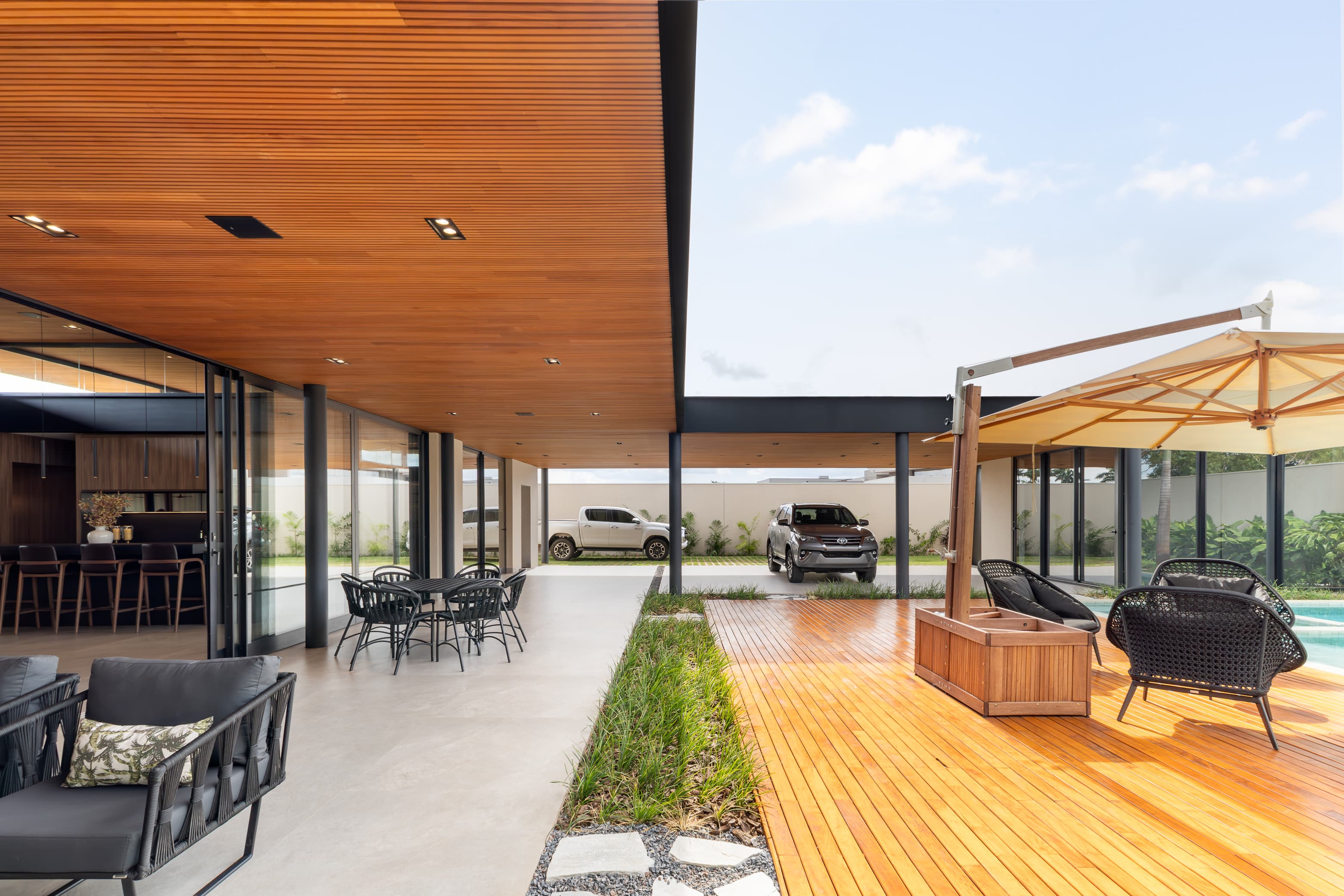 Casa LuSi – suíte com closet em madeira e espelho