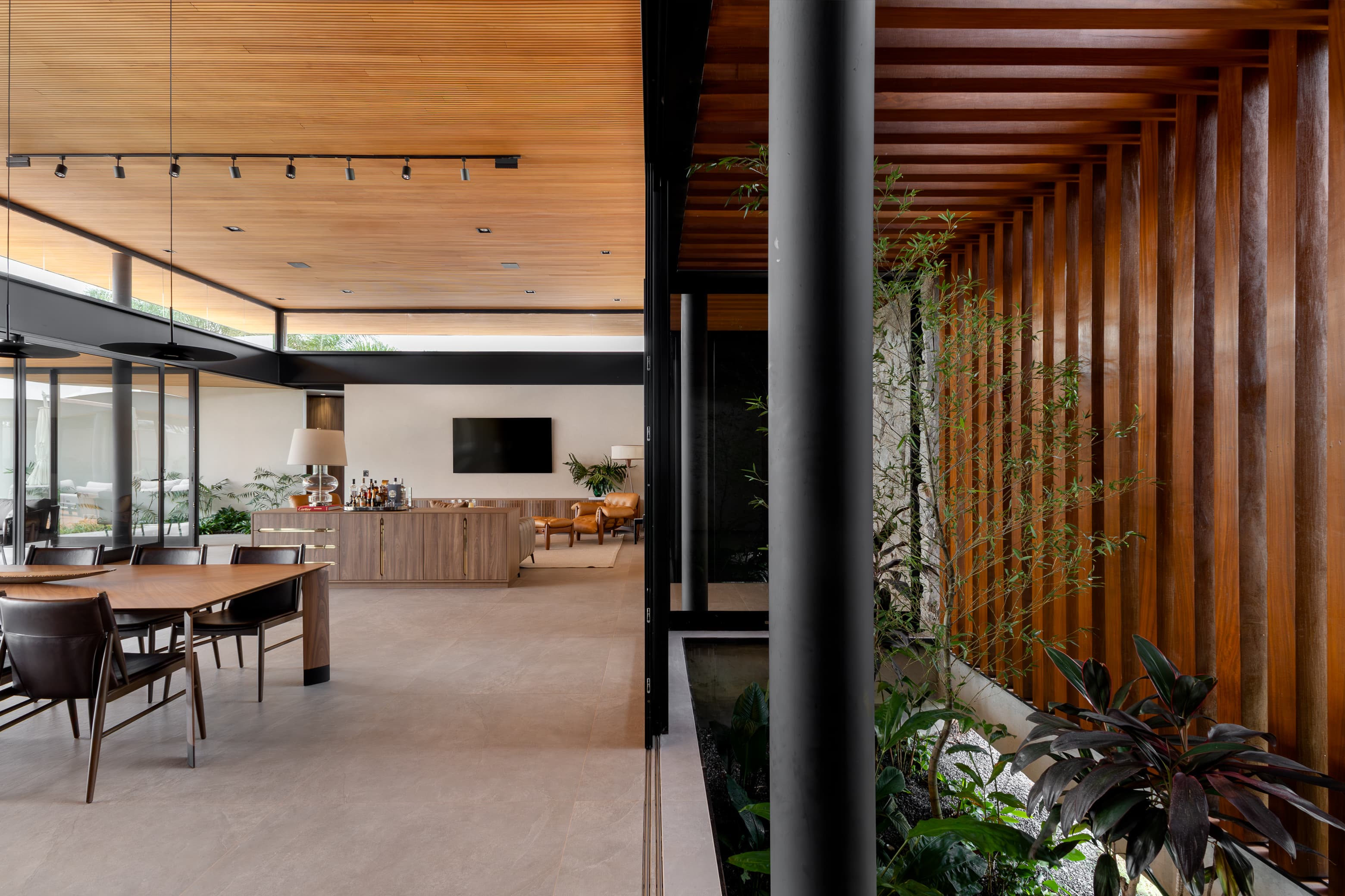 Casa LuSi – sala de estar com TV e parede de jardim vertical com ripas de madeira