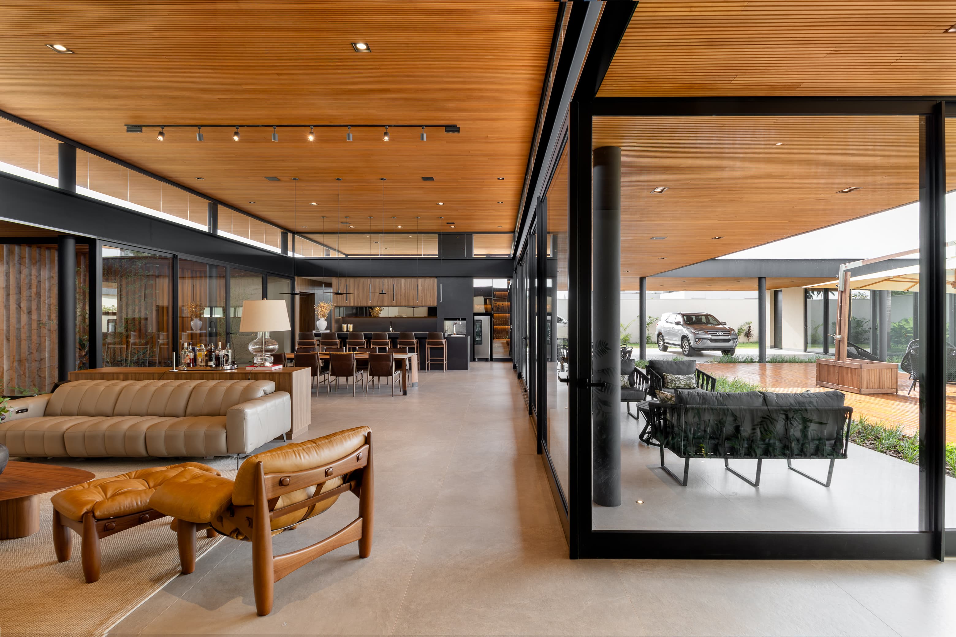 Casa LuSi – piscina com borda infinita e jardim paisagístico