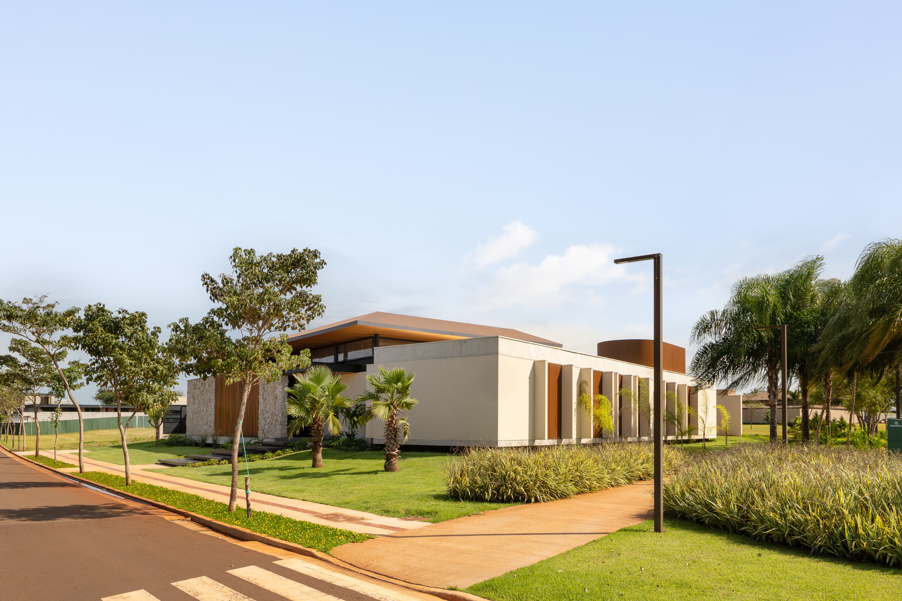 Casa LuSi – hall de entrada com piso em porcelanato e painel decorativo