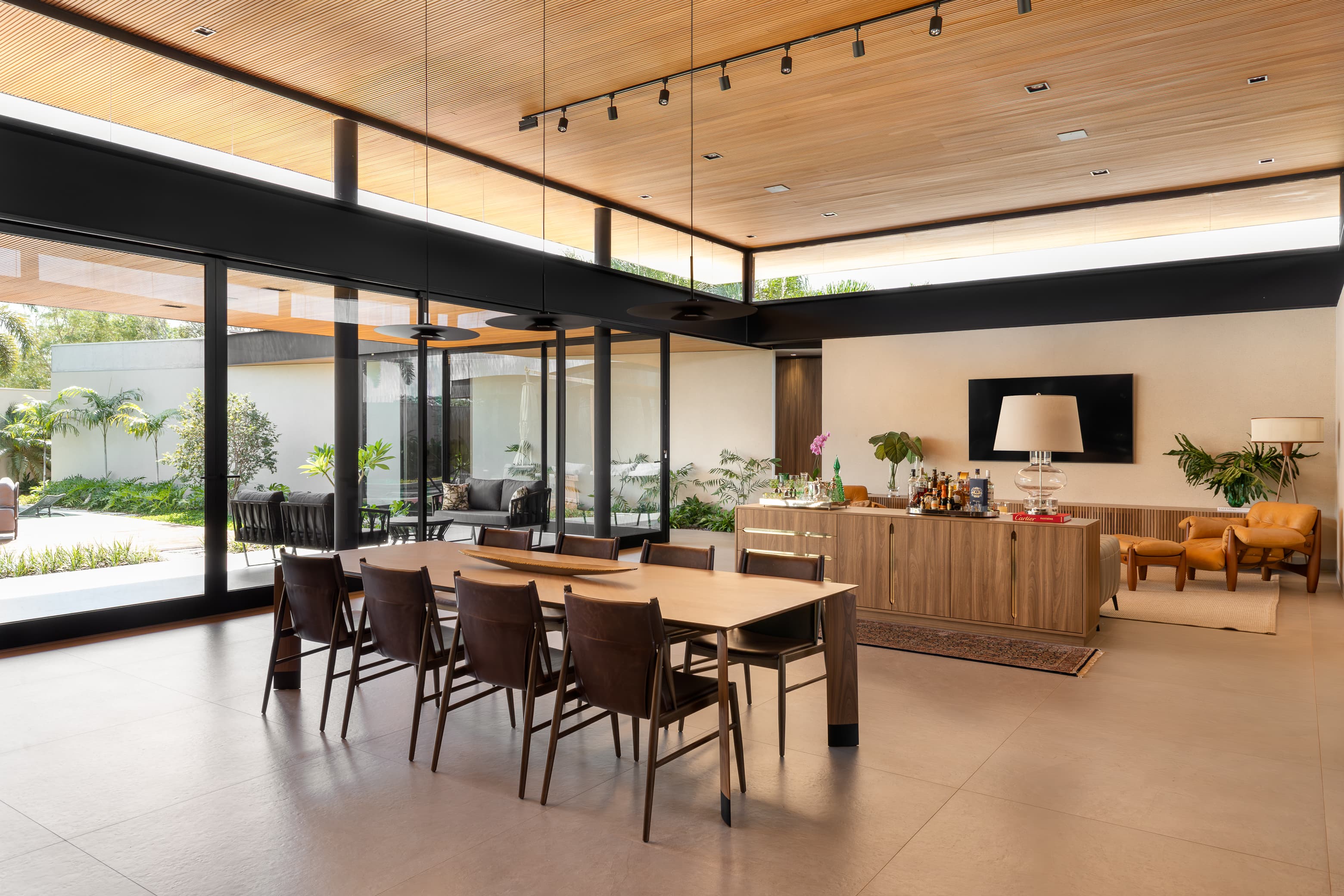 Casa LuSi – sala de estar integrada à área gourmet e jardim externo