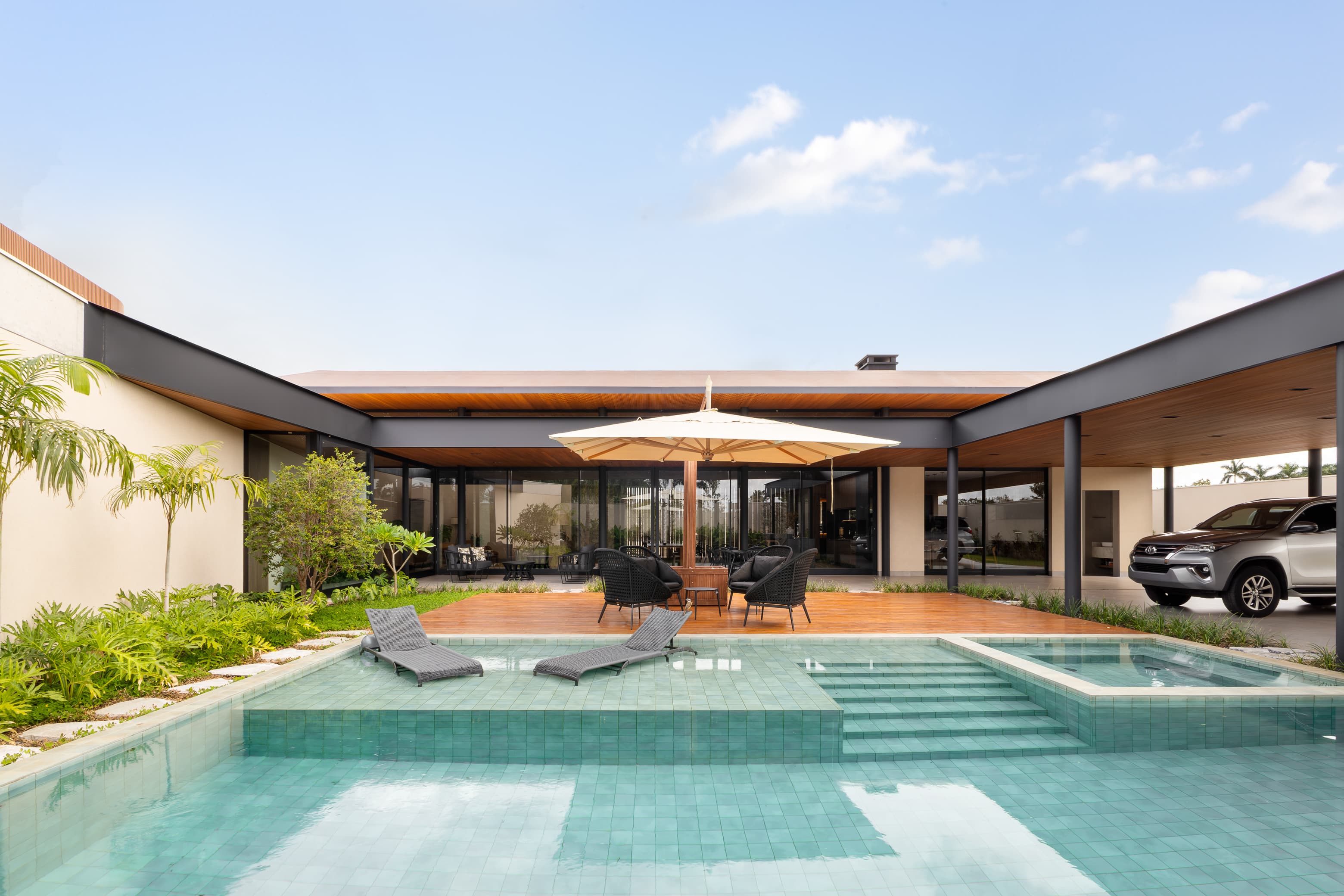 Casa LuSi – detalhe de revestimento externo em pedra e painel de madeira