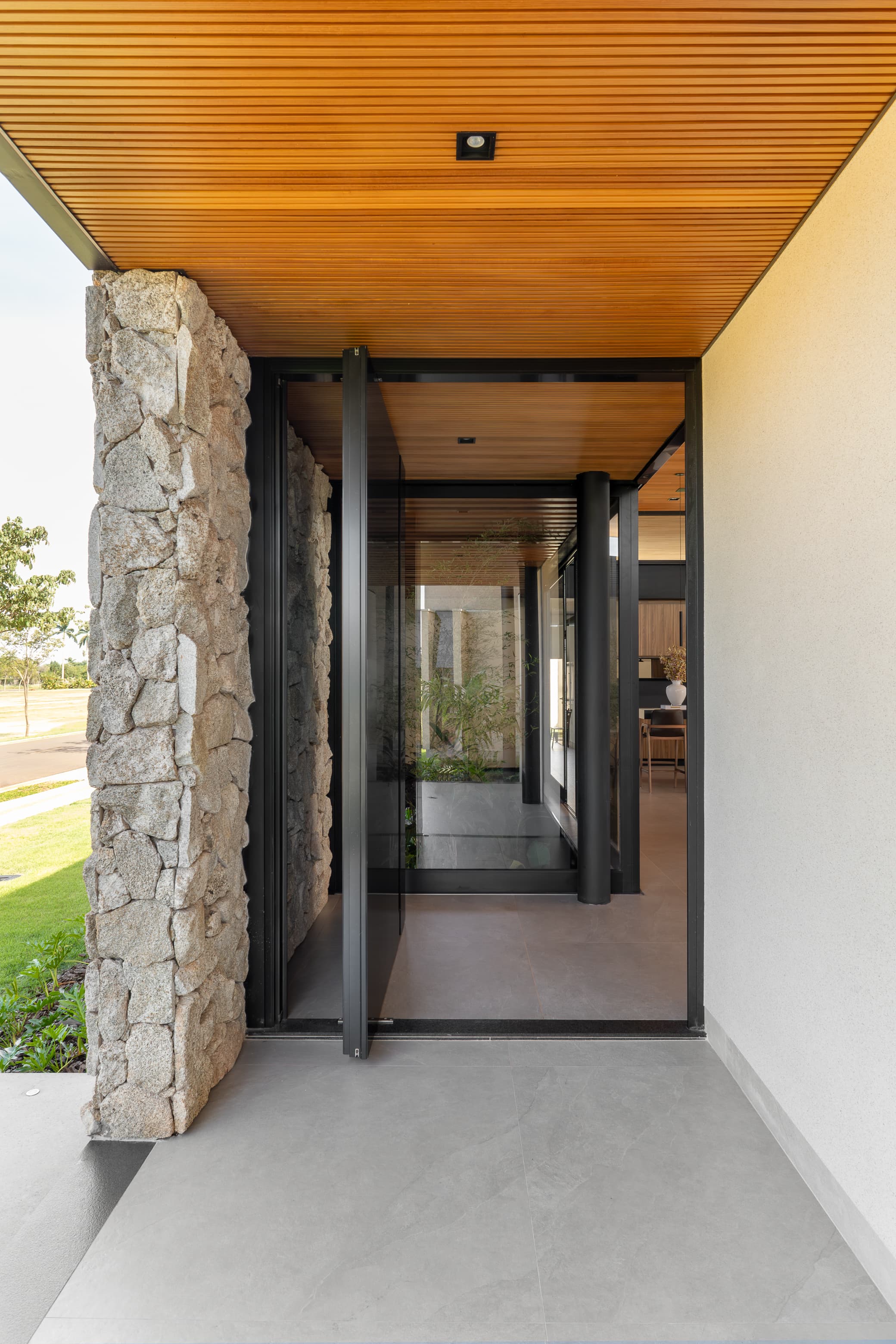 Casa LuSi – revestimento em pedra e detalhe de acabamento da fachada