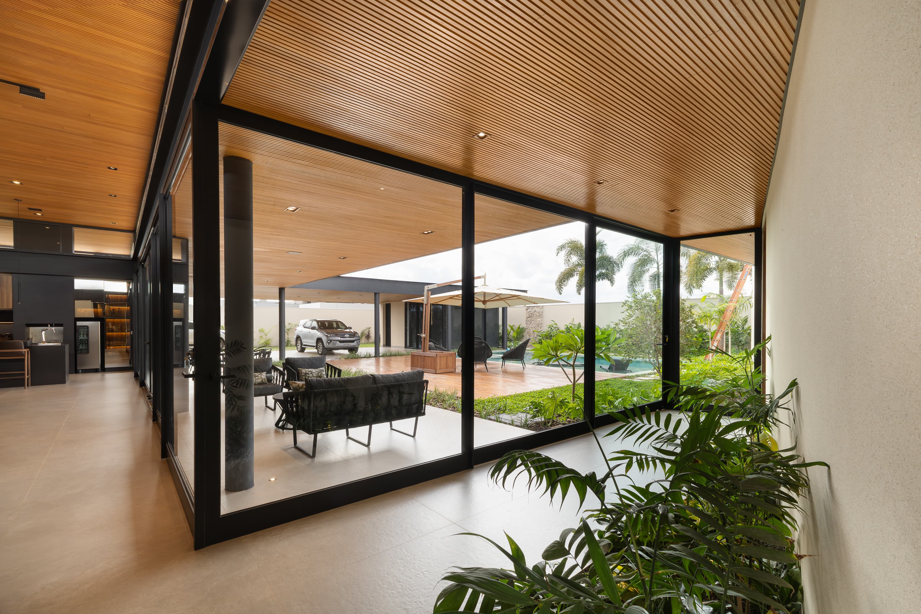 Casa LuSi – vista da sala de estar para área externa e jardim