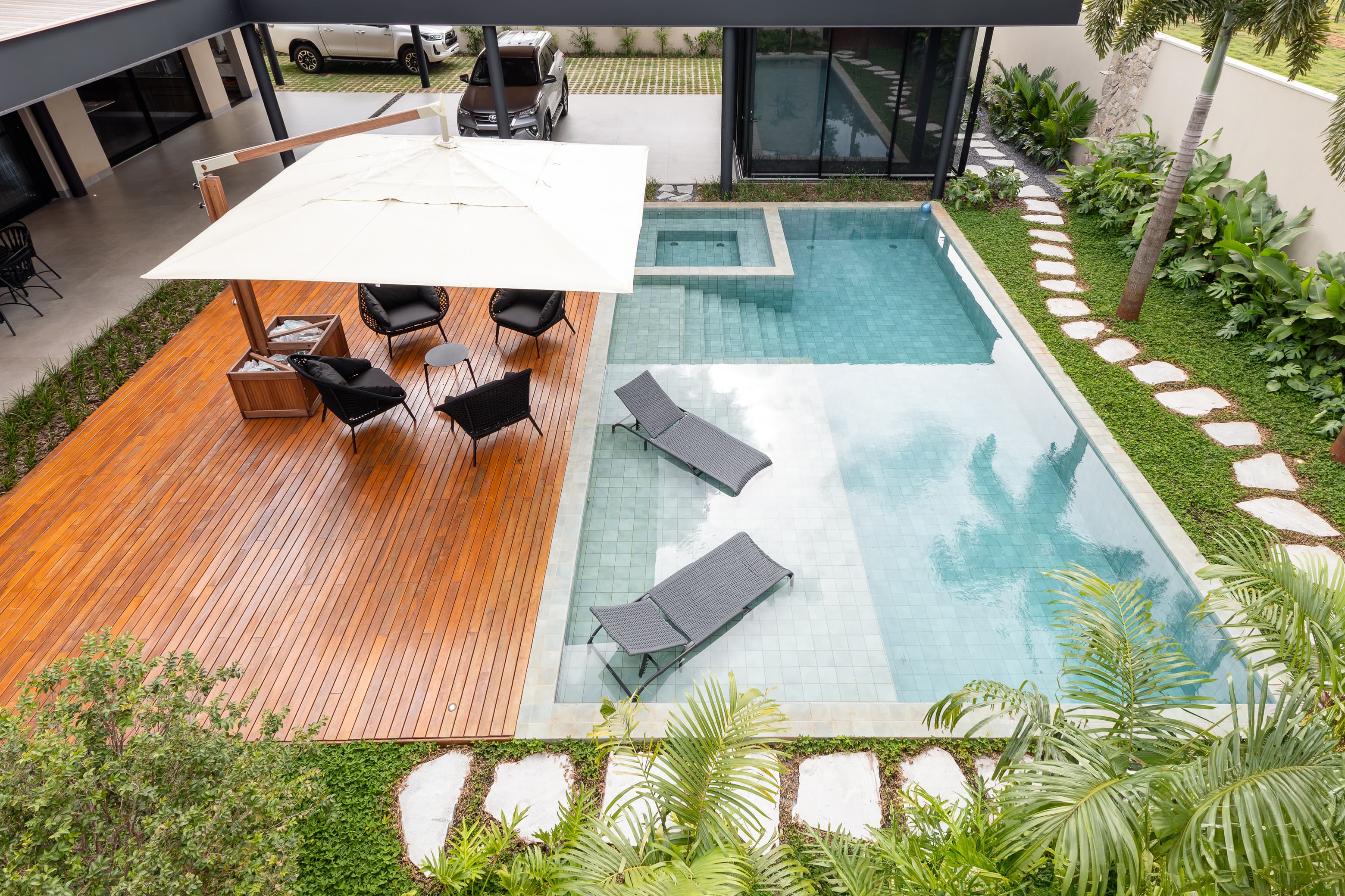Casa LuSi – detalhe da cozinha com bancada e armários em madeira