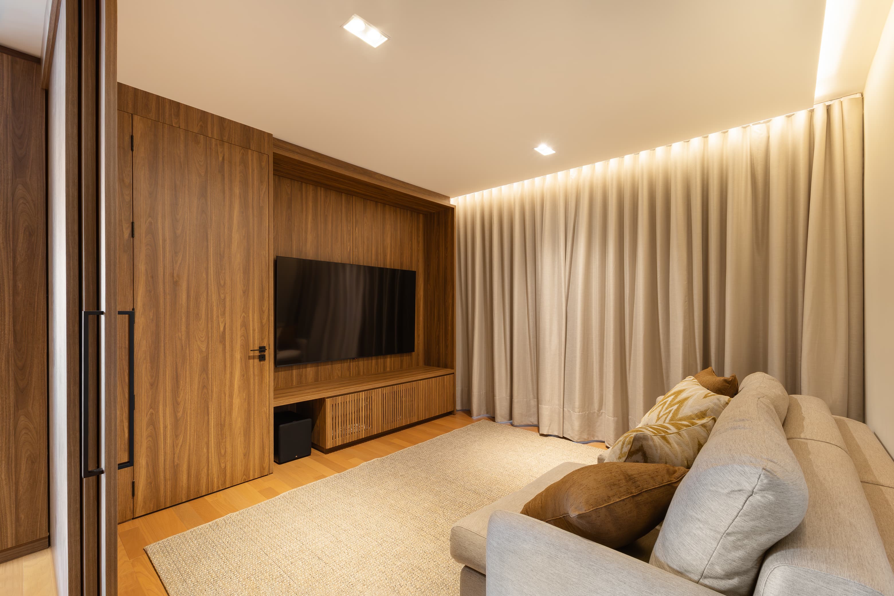 Casa LuSi – suíte master com cama king size e decoração contemporânea