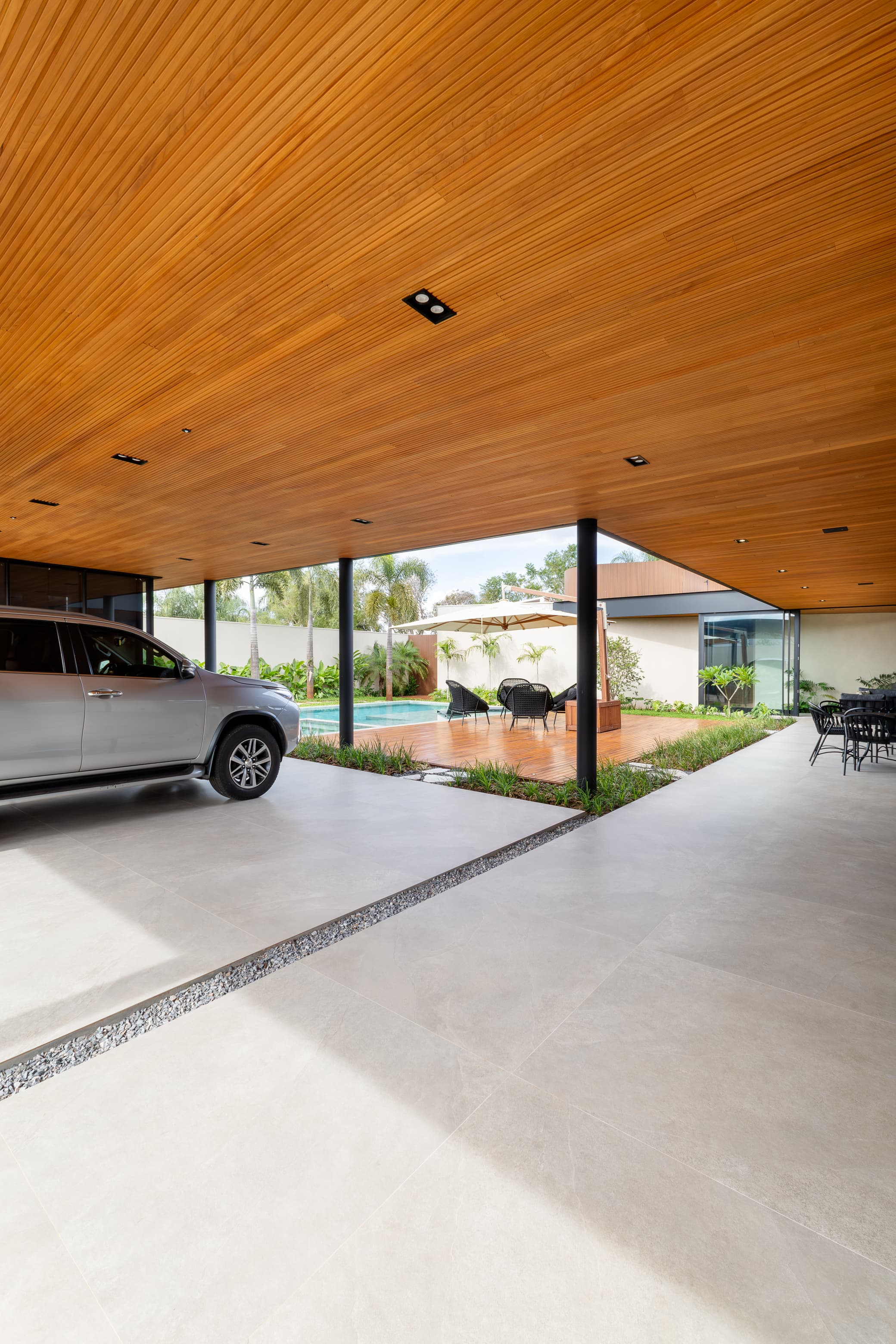 Casa LuSi – sala de jantar com mesa, cadeiras e iluminação pendente