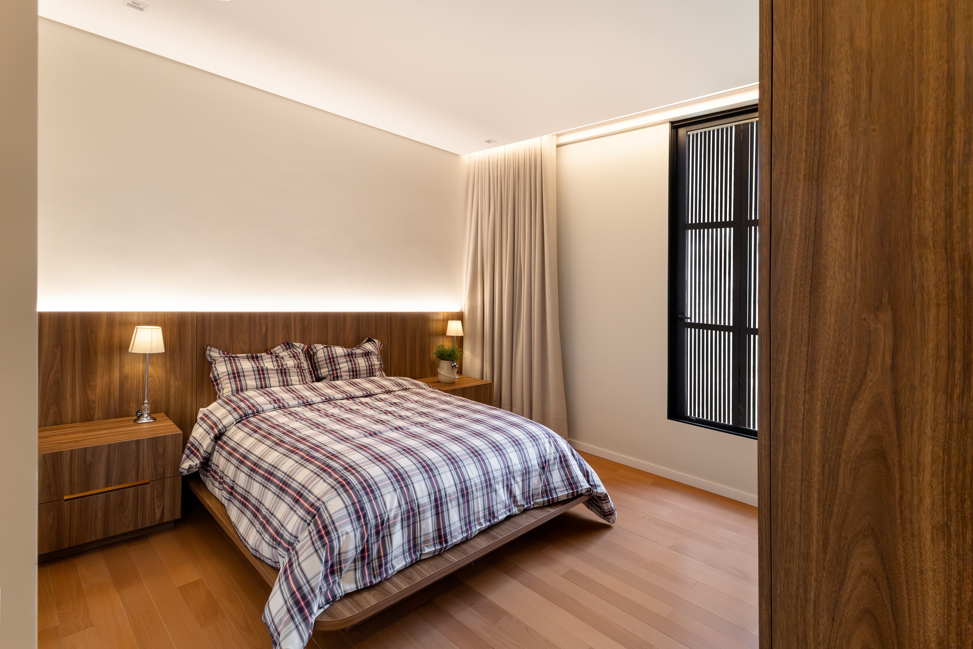 Casa LuSi – closet planejado com iluminação embutida e acabamento em madeira