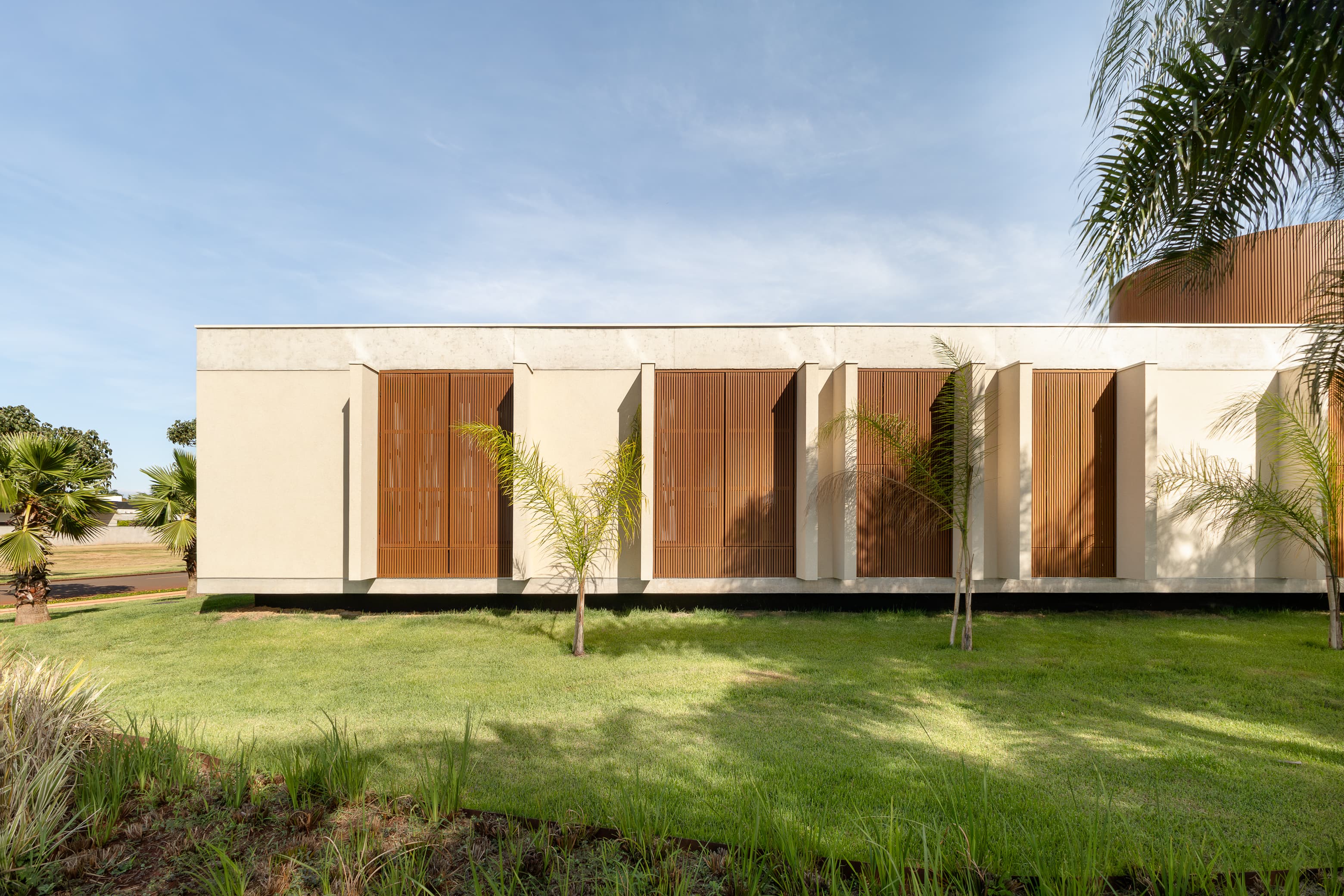 Casa LuSi – cozinha com ilha de refeições e bancada em pedra