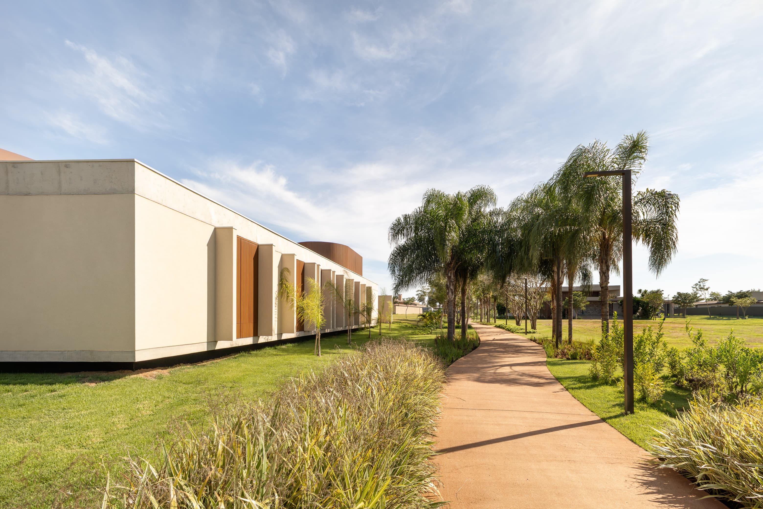 Casa LuSi – sala de estar com sofá, tapete e integração com área externa