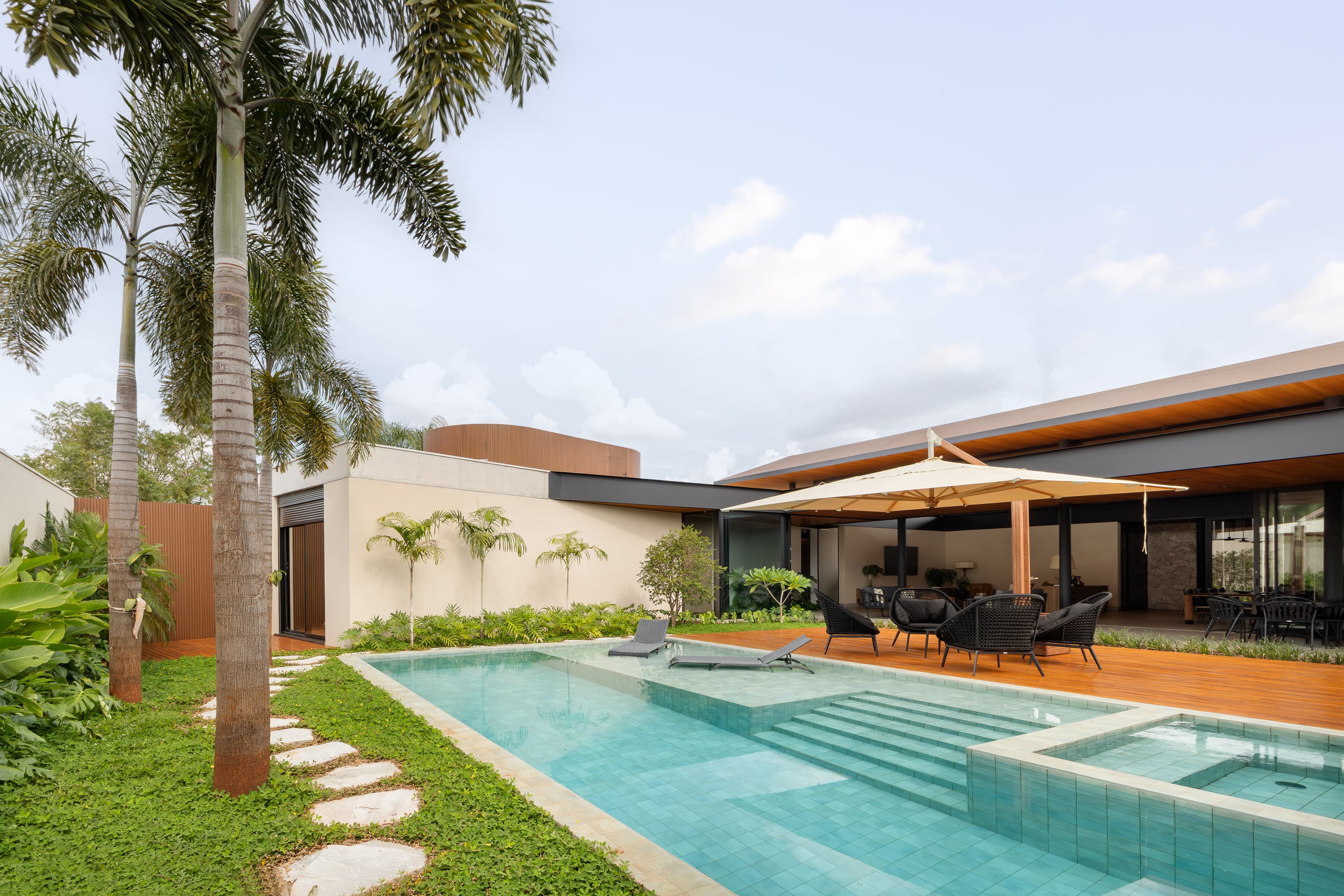 Casa LuSi – fachada lateral com jardim e vegetação exuberante