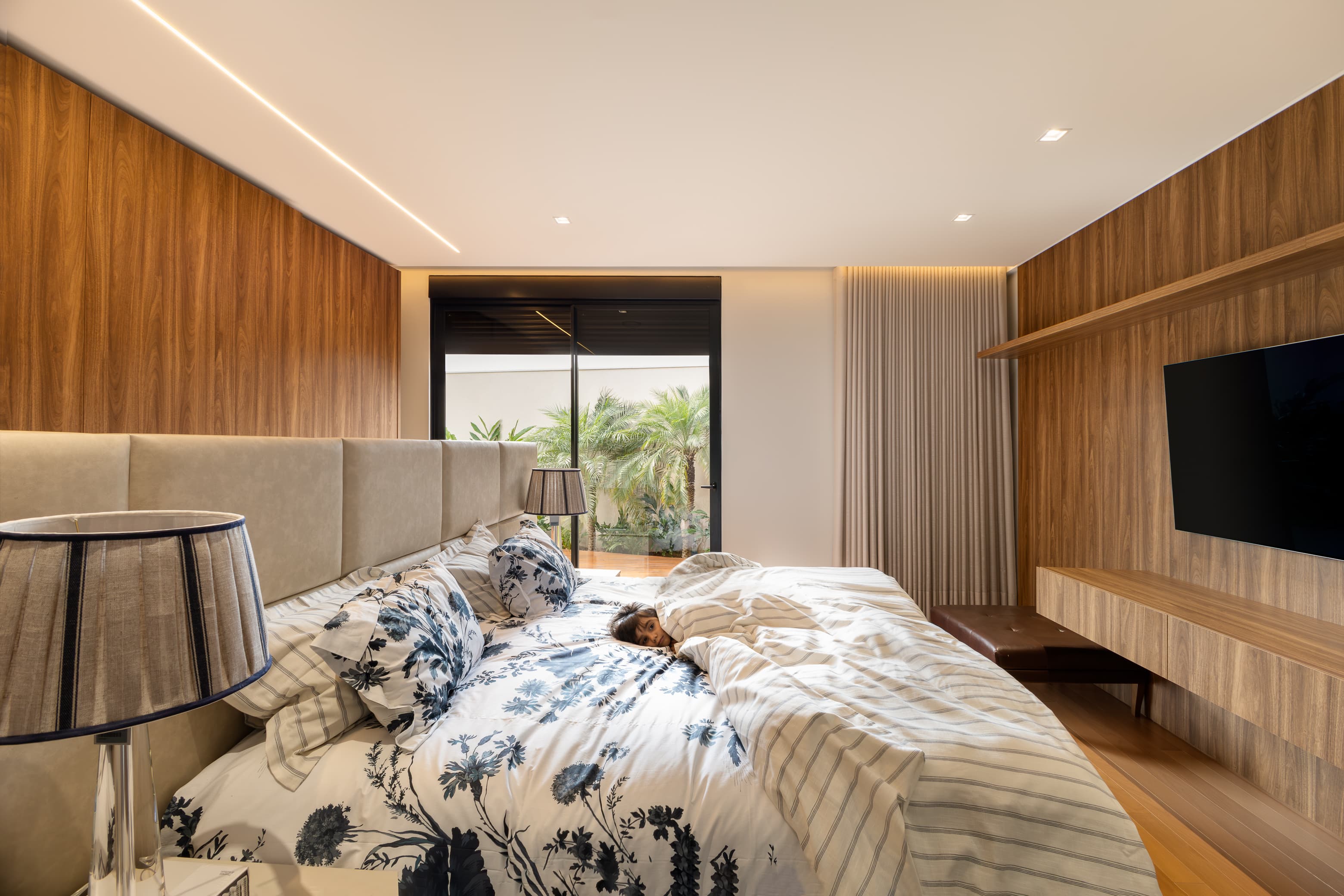 Casa LuSi – suíte master com cabeceira estofada, jardim privativo e painel de TV