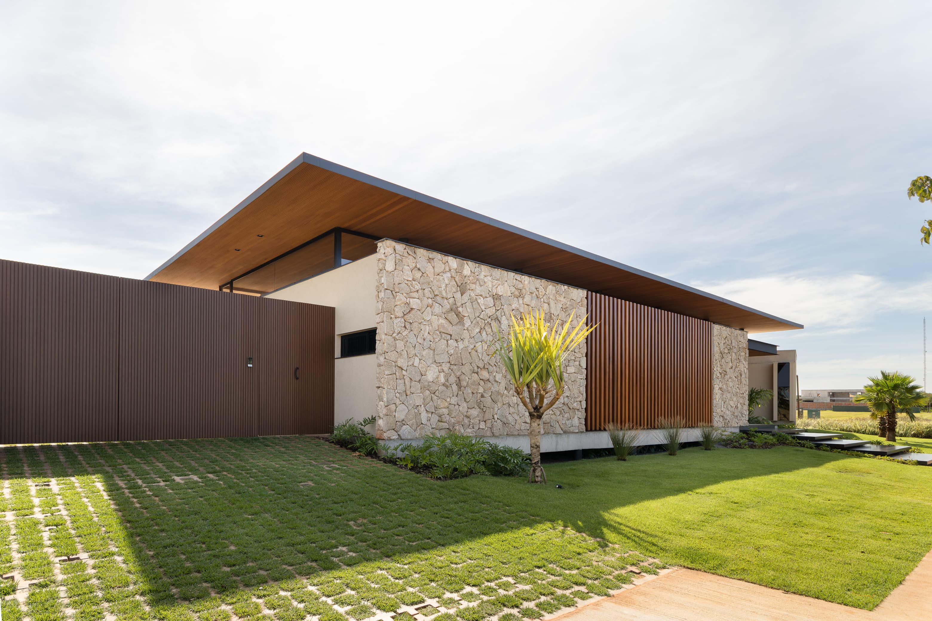 Casa LuSi – banheiro social com revestimento em porcelanato e espelho