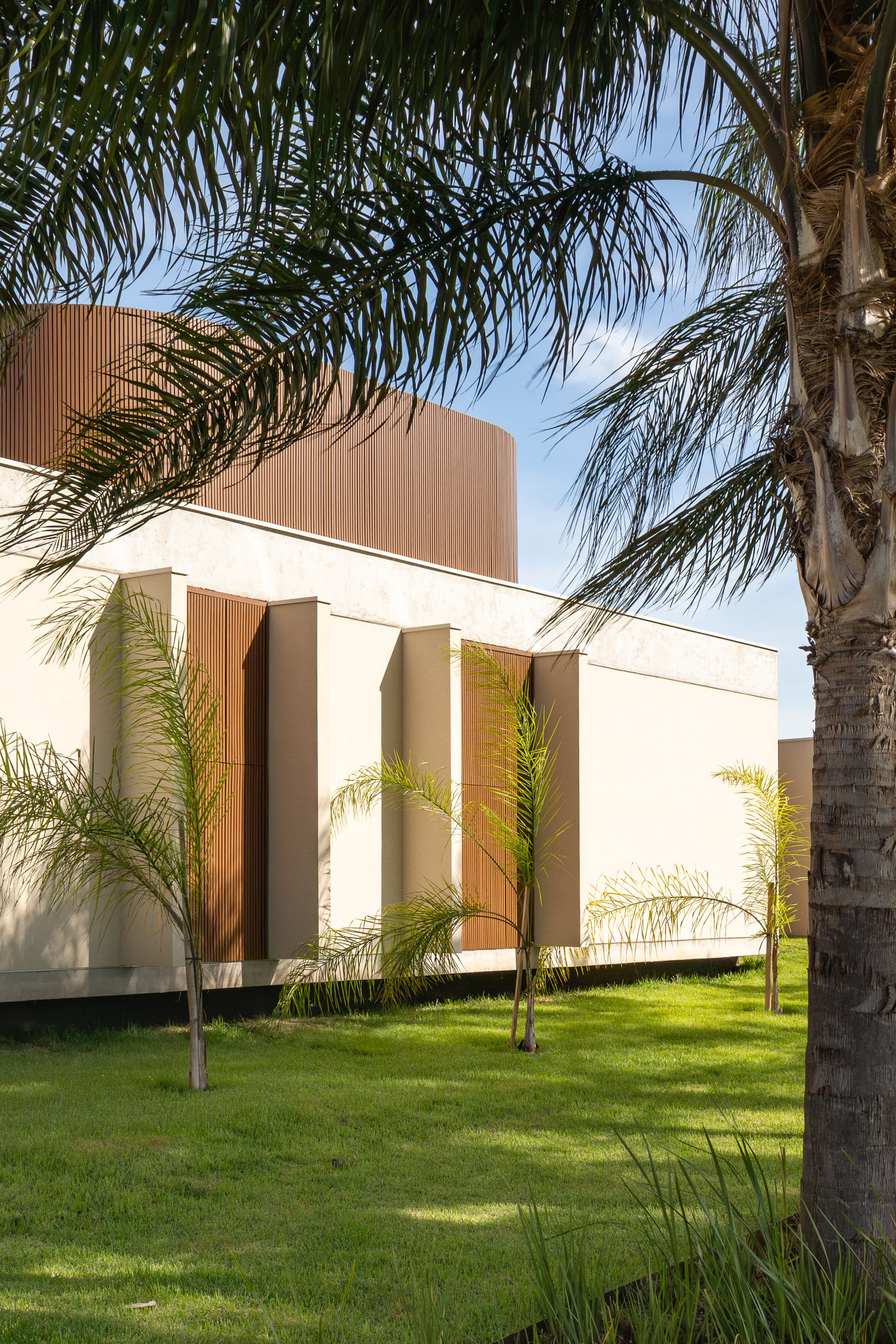 Casa LuSi – área externa com deck e piscina em meio ao jardim