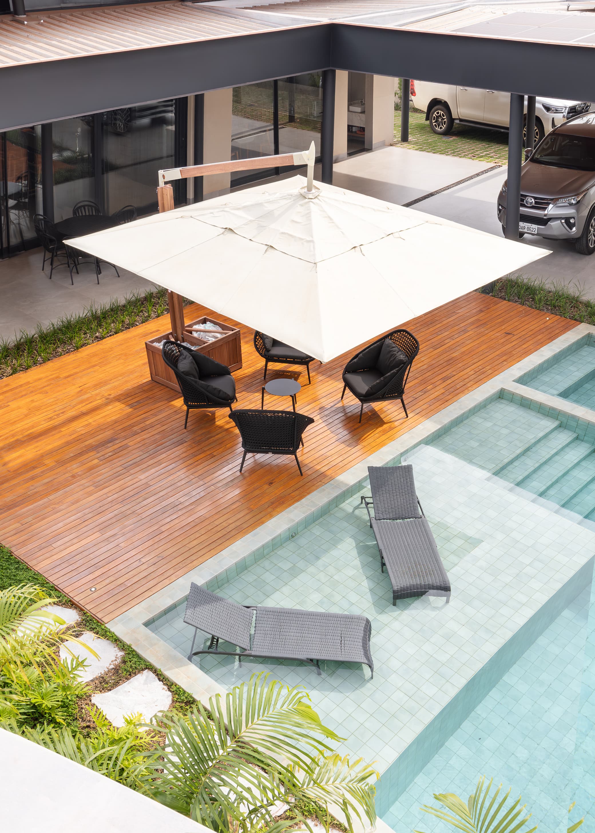 Casa LuSi – corredor com paredes em mármore e piso porcelanato