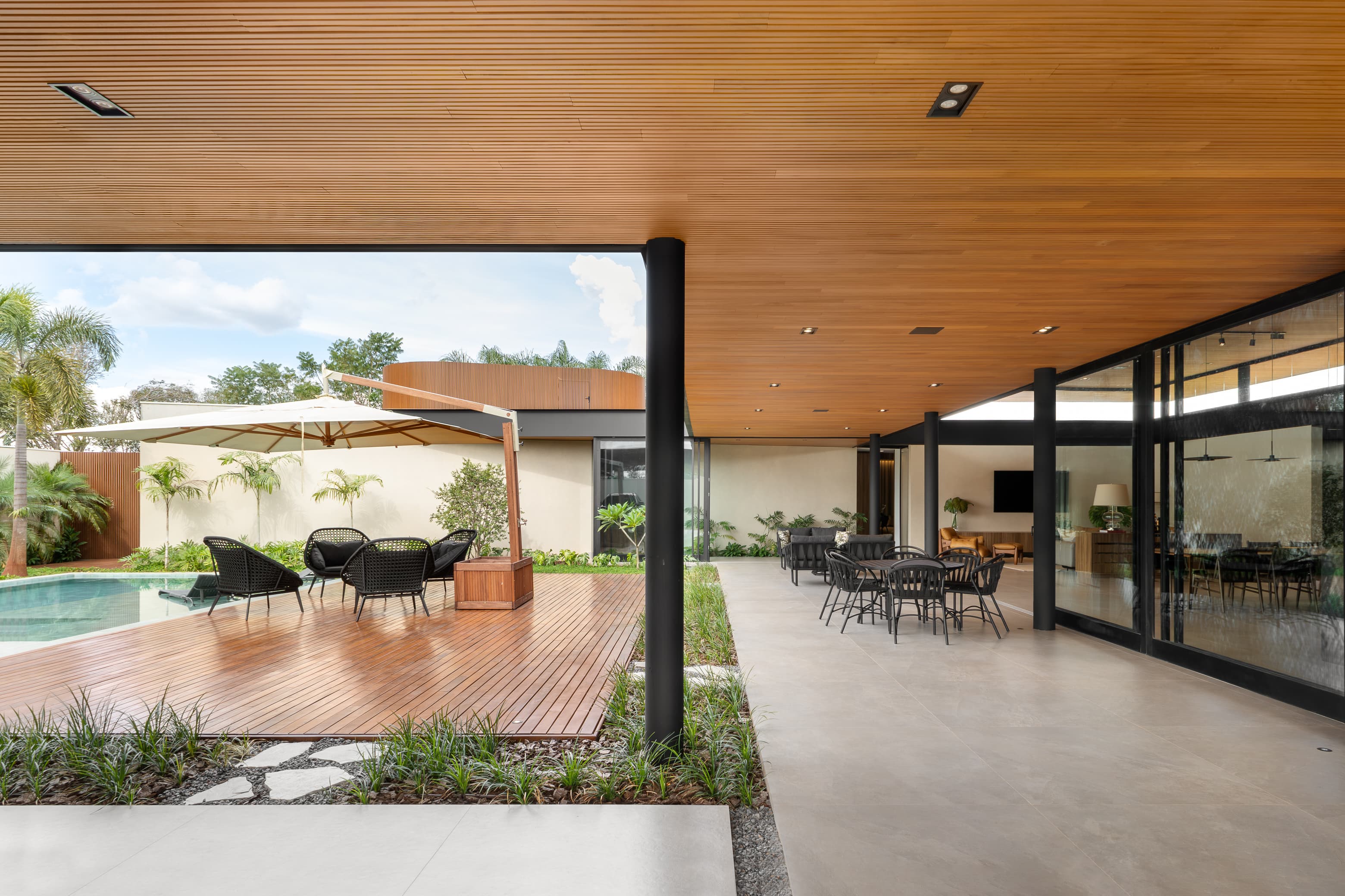 Casa LuSi – vista noturna da área de lazer com piscina iluminada