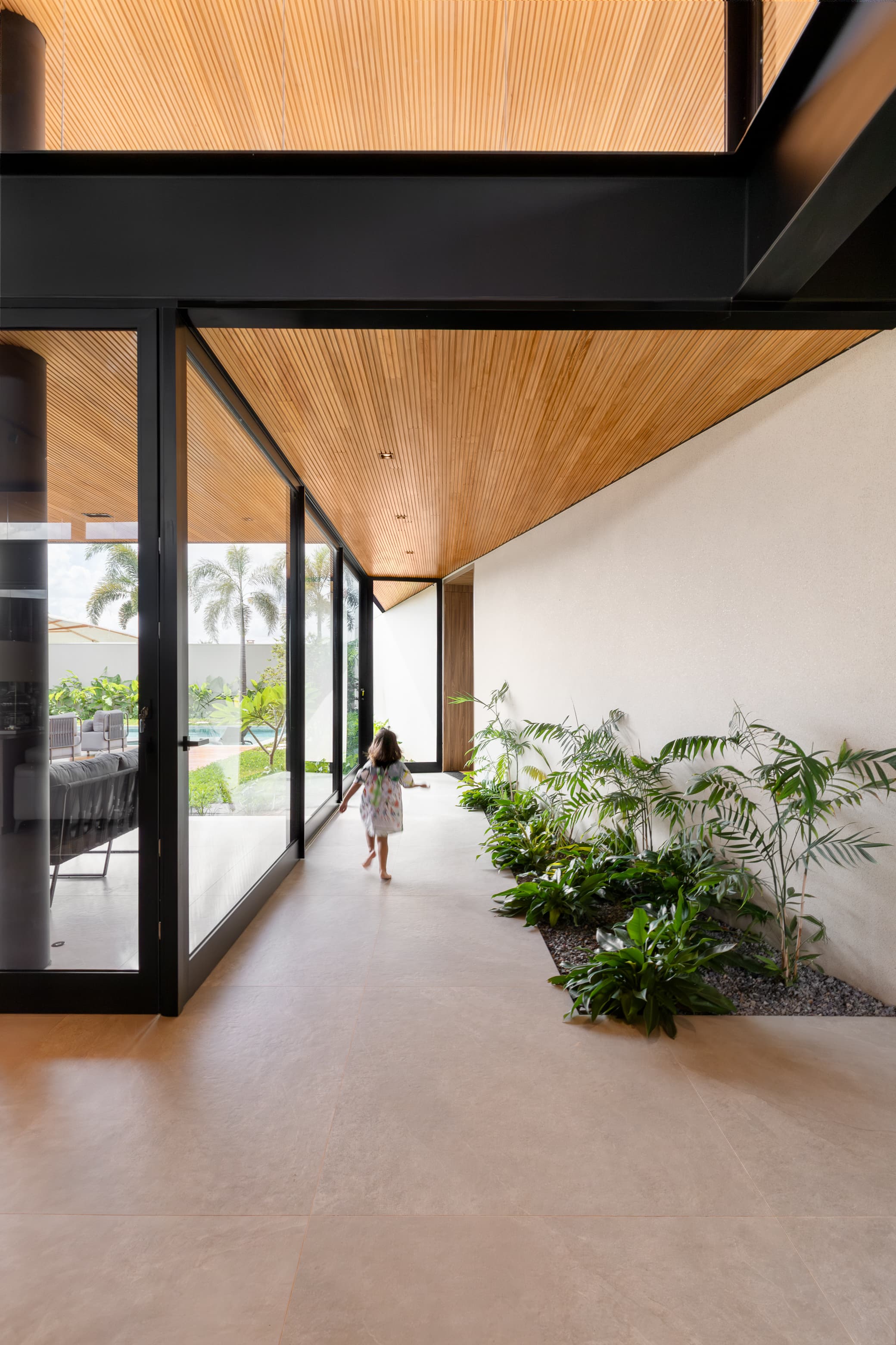 Casa LuSi – área de lazer com piscina, palmeiras e jardim, vista interna