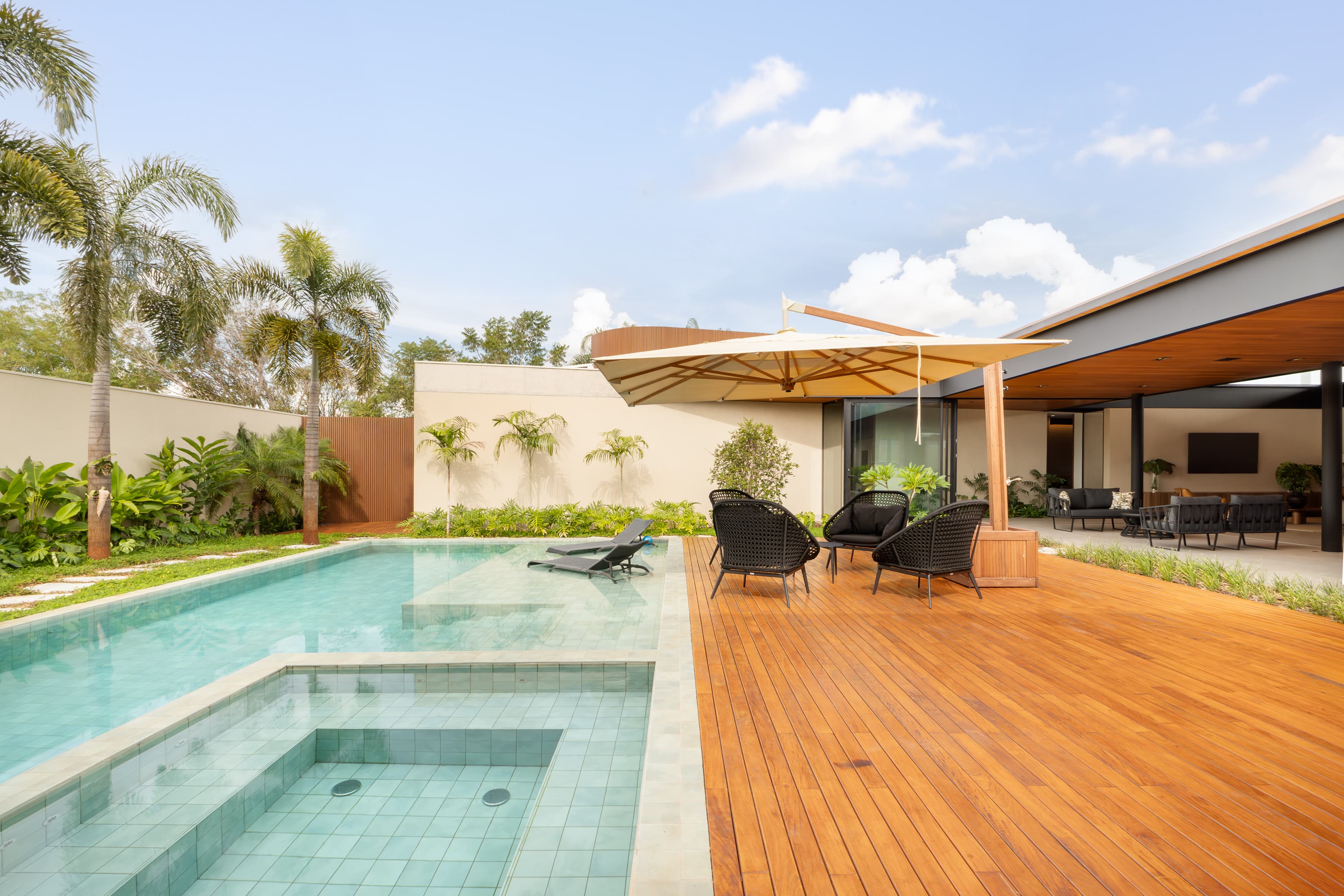 Casa LuSi – área de lazer com pergolado, piscina e jardim