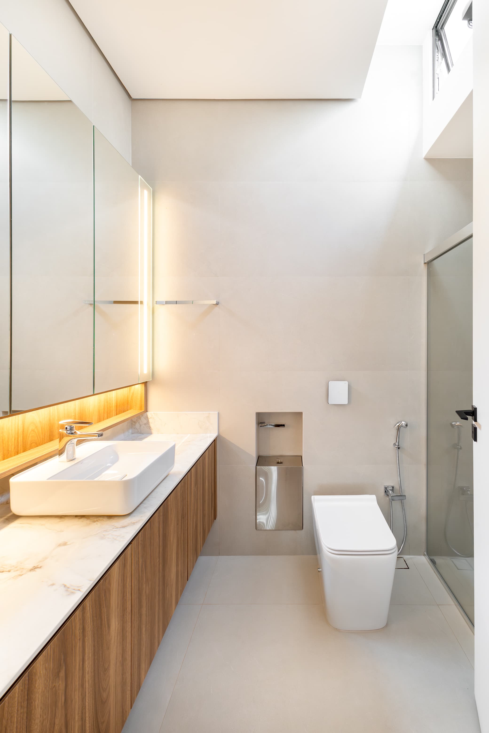 Casa LuSi – banheiro com banheira de imersão e revestimento em pedra